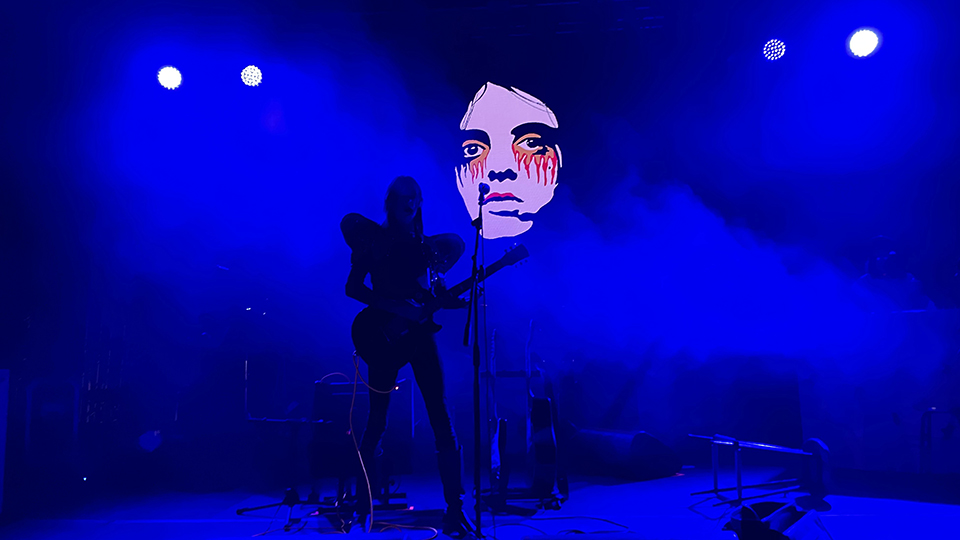 Lucio Corsi sul palco del Tanta Robba Festival